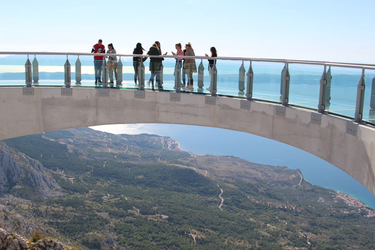 Staklena šetnica Skywalk Biokovo s pogledom na obalu
